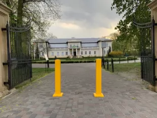 Słupek parkingowy blokujący U-12c | PEHD, 100 cm, na stopie, żółty